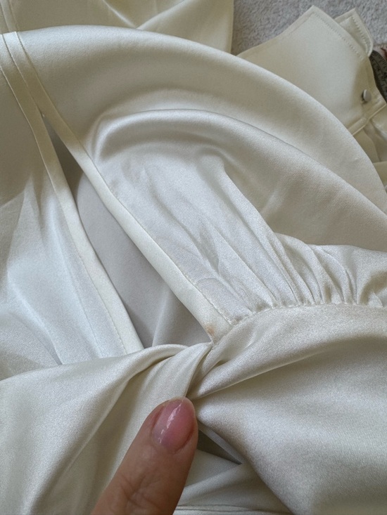 Elle Thahari Cream Satin blouse Shirt - Picture 8 of 9